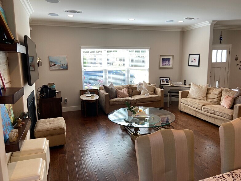 Building Photo - 4470 Stansbury Ave