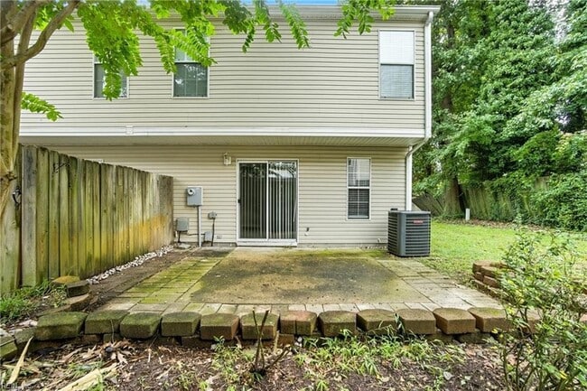 Building Photo - 716 Aylesbury Dr