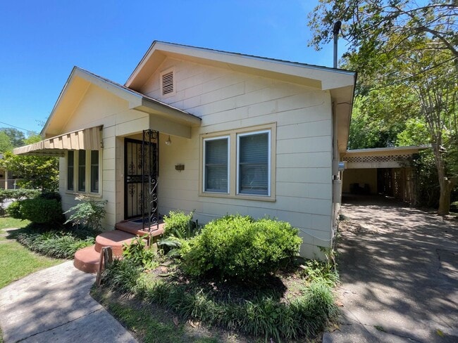 Building Photo - 2 bedrooms 1 bath - Large Yard