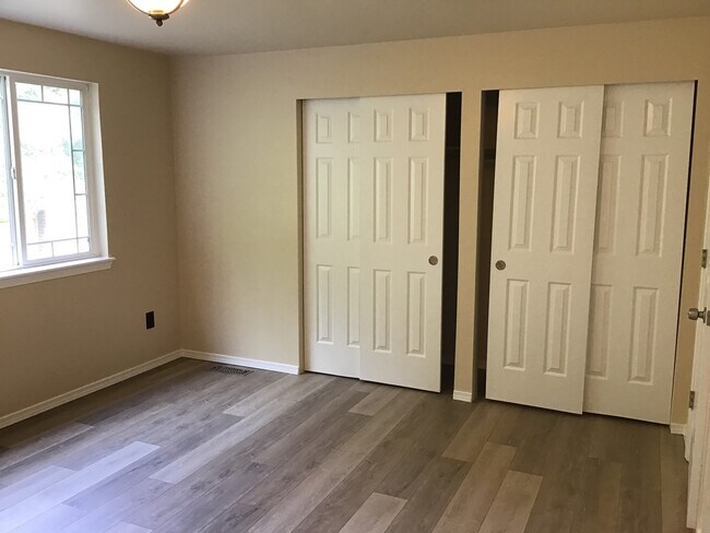 Building Photo - 2 Bed 2.5 Bath Townhouse with Lake access