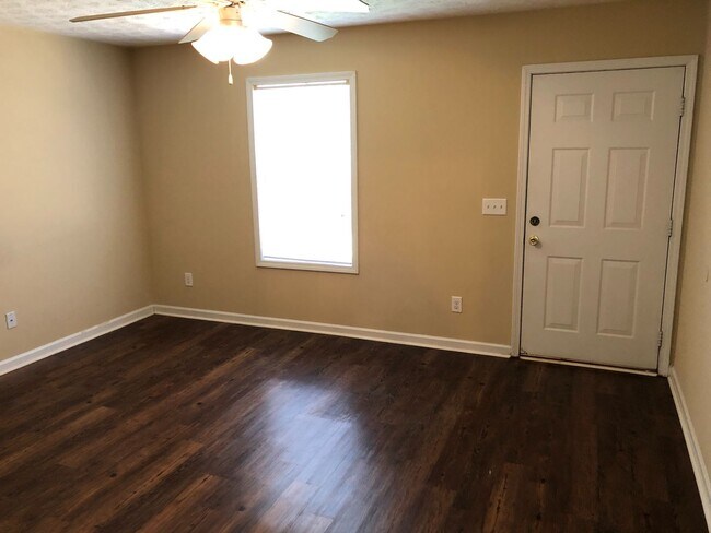 Building Photo - 3B/3B Townhome With A Fenced Yard Available Fall 2026!
