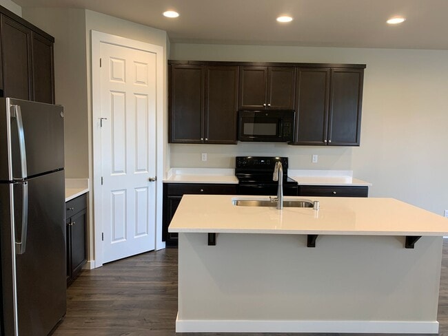 Building Photo - COMING VACANT END OF JUNE -EZ life Townhom...