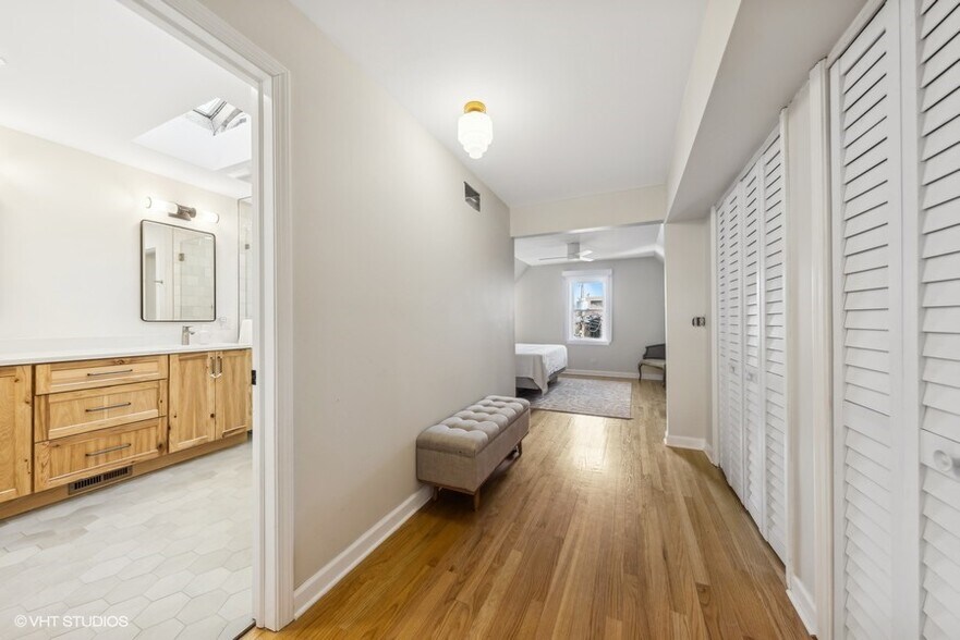Primary Bedroom - 1033 N Hermitage Ave