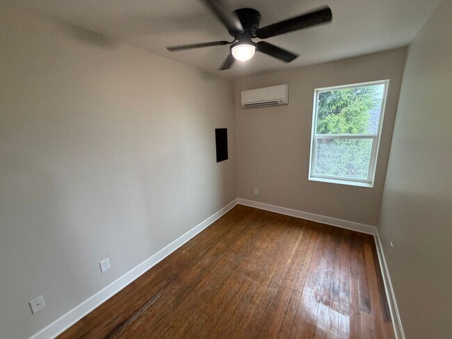 Building Photo - Gorgeous Newly Remodeled Upper Unit in Buckman with Washer/Dryer, A/C