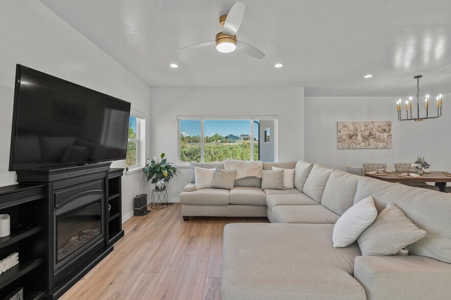 Building Photo - 1517 Golf Course Ln