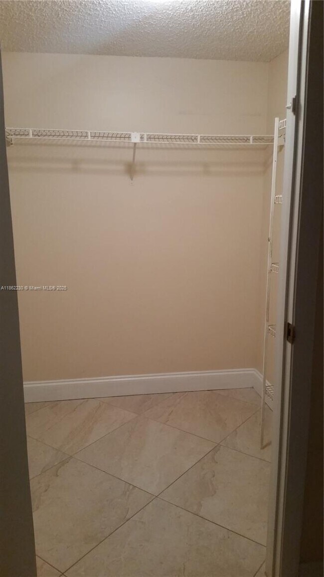 Building Photo - 9999 Summerbreeze Dr