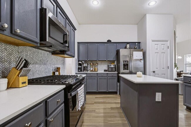 Building Photo - 400 Ranier Ln