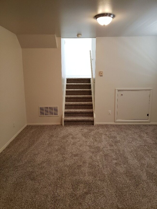 Building Photo - Nice 4 bedroom, 2 bath split level home