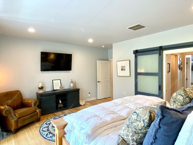 Building Photo - Stunning High-End Home on the 17th Hole at...