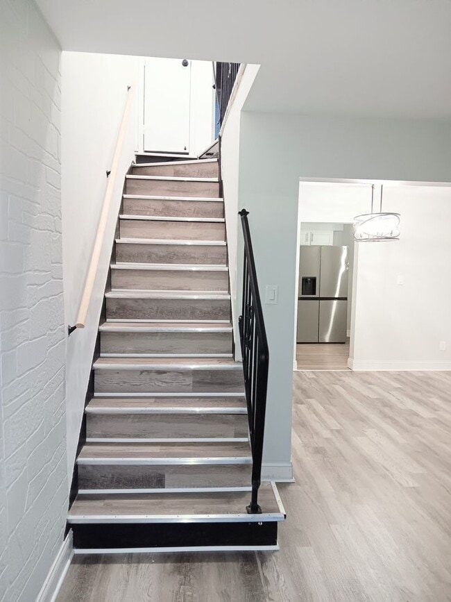 Building Photo - 3 Bedroom Sunnyside Beauty