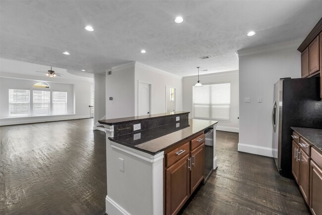 Building Photo - 1335 Studer St