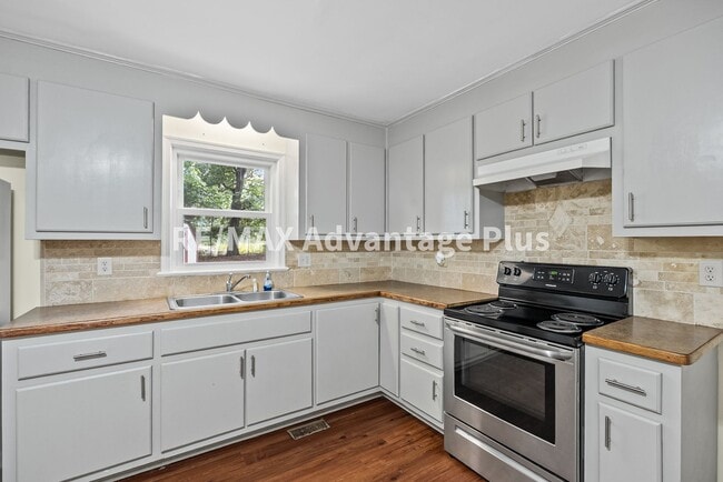 Building Photo - 3-Bedroom Home in Private Setting Minutes ...