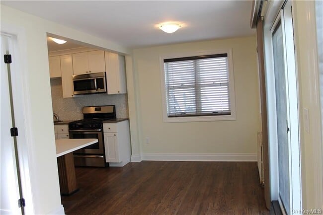 Building Photo - 190 Main St