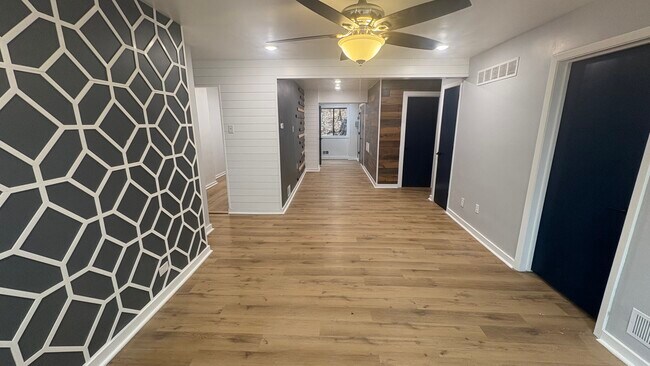 Building Photo - 5618 Phillips Ave