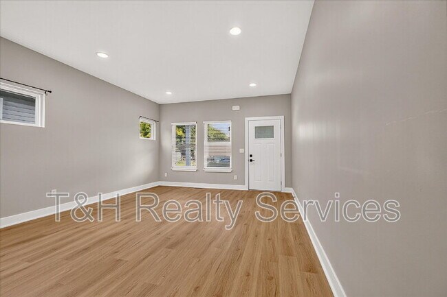 Building Photo - 623 W 39th St