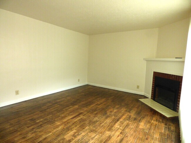 Building Photo - Rent Special: 1/2 Off January Rent!!  1 bed 1 bath Duplex near Bush Park!