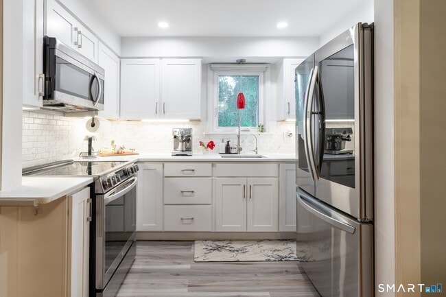 Building Photo - 410 Farmington Ave