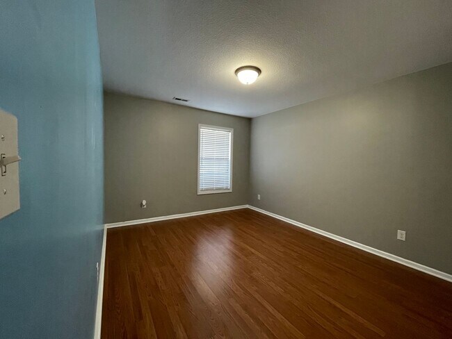 Building Photo - Absolutely Adorable!