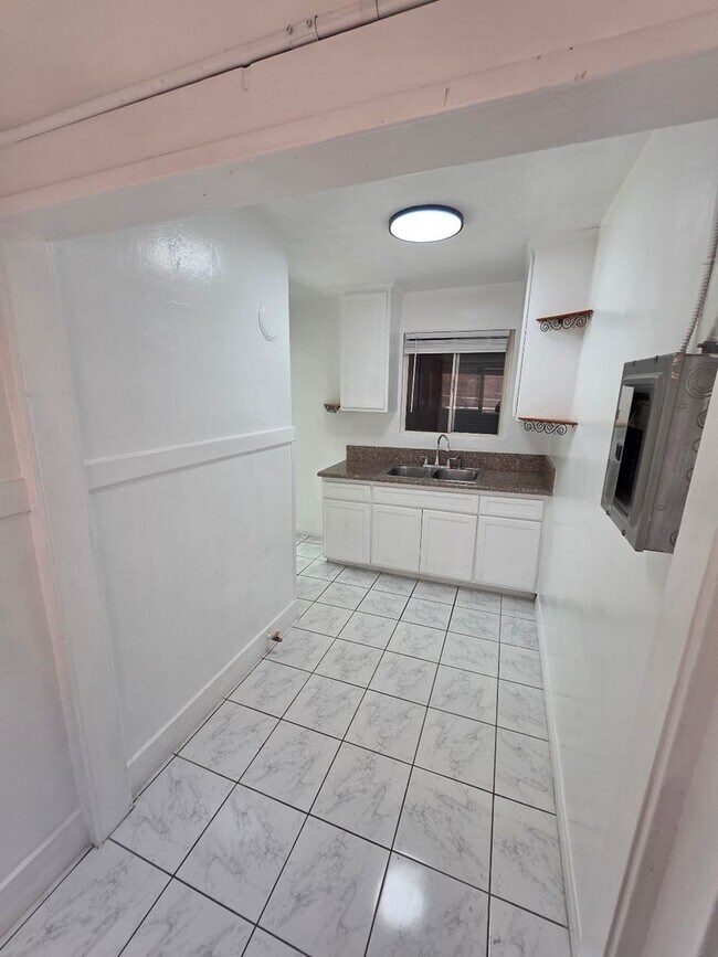 Building Photo - UPGRADED AND FRESH UPPER 1BD/1BA DOWNTOWN ...