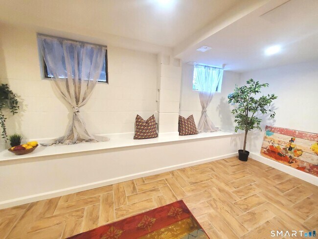 Building Photo - 42 County St