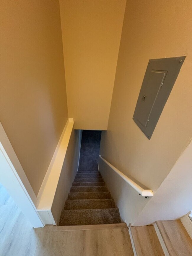 Building Photo - Beautifully Updated 3 Bedroom 2 Bath Home ...