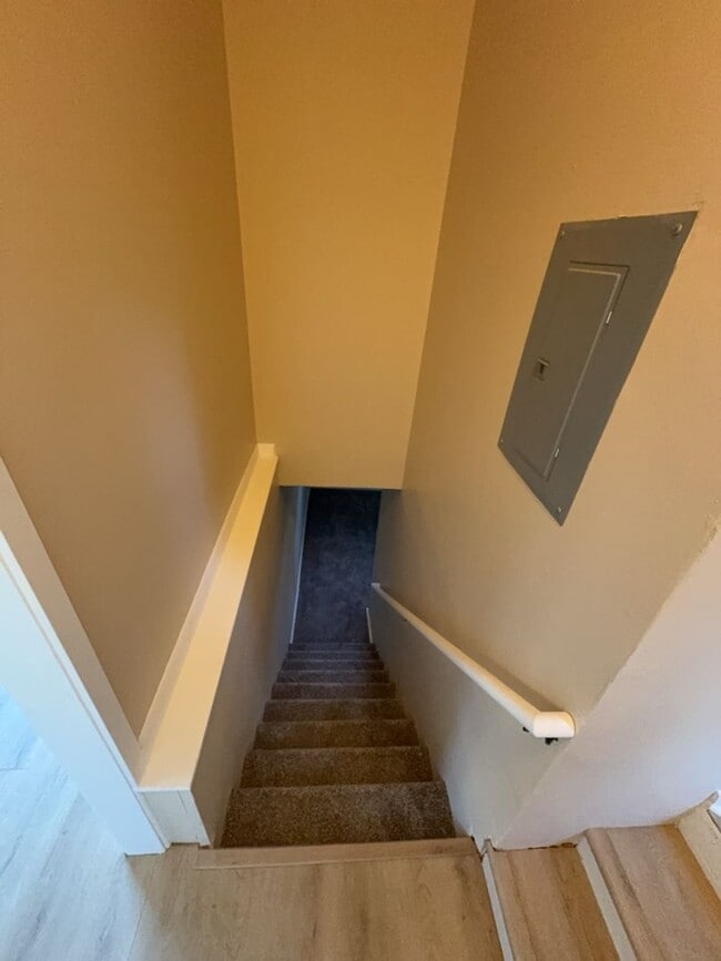 Building Photo - REDUCED! Beautifully Updated 3 Bedroom 2 Bath Home on Quiet Cul-De-Sac!!