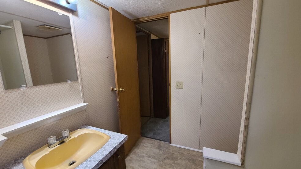 Building Photo - 77 Saturn Ln