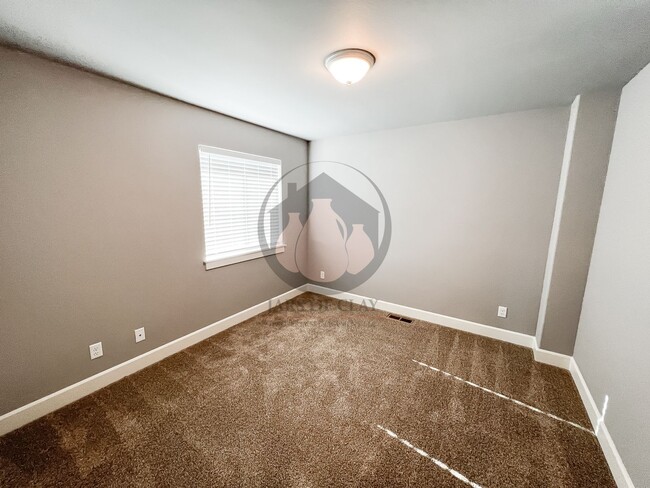 Building Photo - Charming Newer Construction Townhome-Move ...