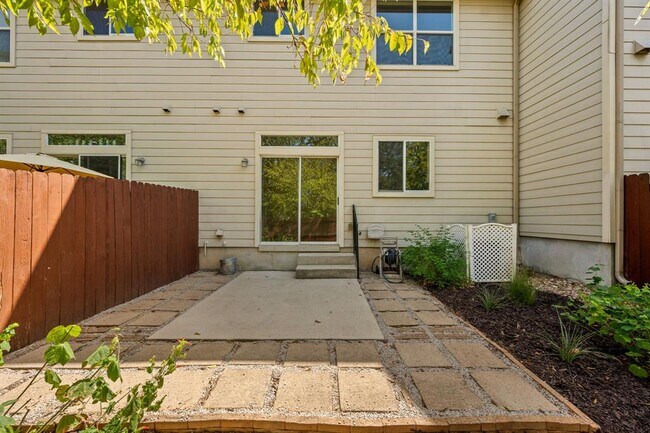 Building Photo - 512 Eberhart Ln