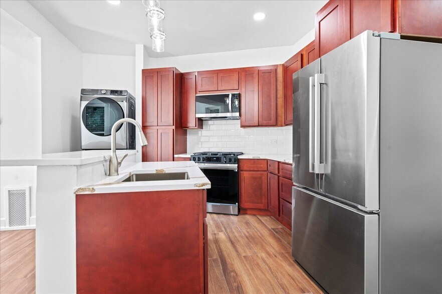 Primary Photo - 1904 S Loomis St