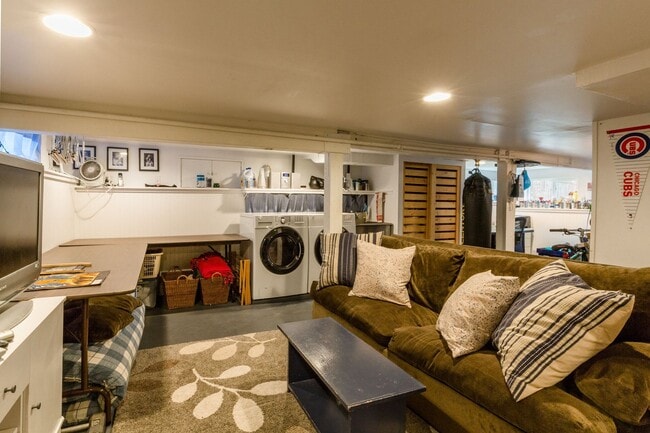 Building Photo - Madrona Home