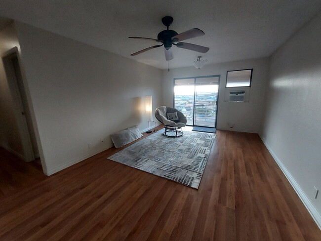 Building Photo - Renovated 2br/1ba/2pkg 3rd Fl Townhome