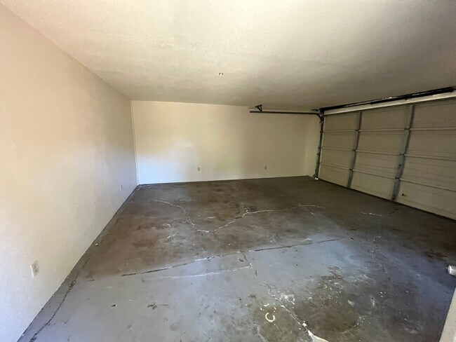 Building Photo - Great Student Housing.  3bd (Has been converted to 4 bedroom in past) 3bath house a block and a h...