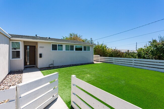 Building Photo - Contemporary Birdland Residence