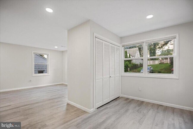 Building Photo - 906 Elfin Ave