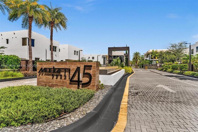 Building Photo - 9870 NW 74th Terrace