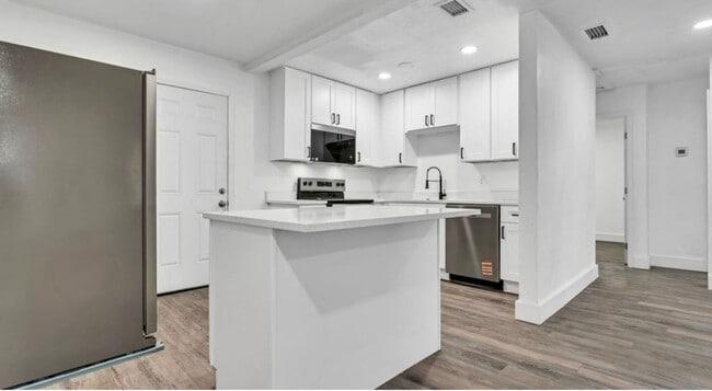 Building Photo - 4/2 ST Pete Home Available Now
