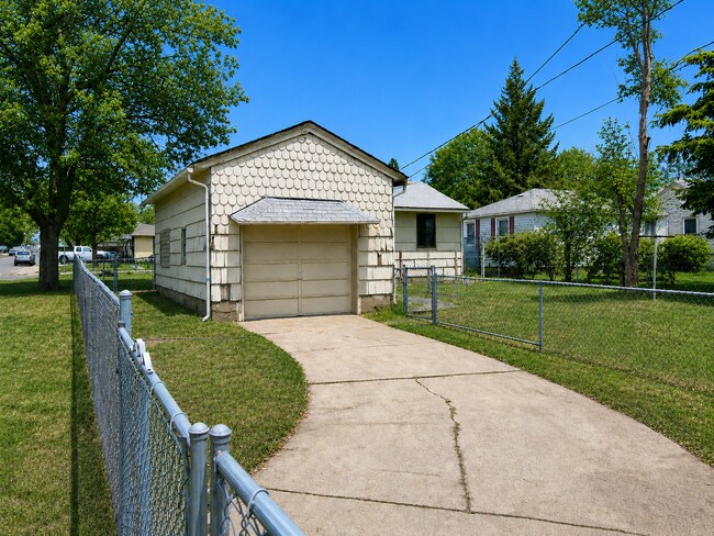 Building Photo - 1204 E Bismark Ave