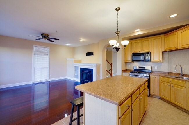 Building Photo - Luxury Townhome in the Heart of the Kentlands