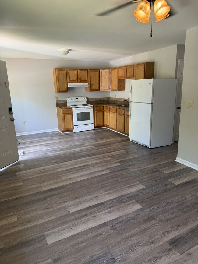 Building Photo - 2 bedrooms / 2 baths Duplex unit