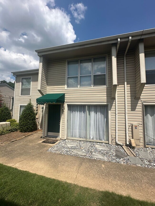 Building Photo - 1BD/1BA Townhouse located on the Germantow...