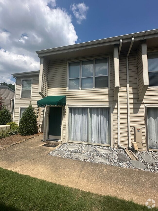 Building Photo - 1BD/1BA Townhouse located on the Germantow...