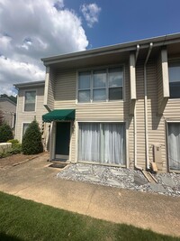 Building Photo - 1BD/1BA Townhouse located on the Germantow...