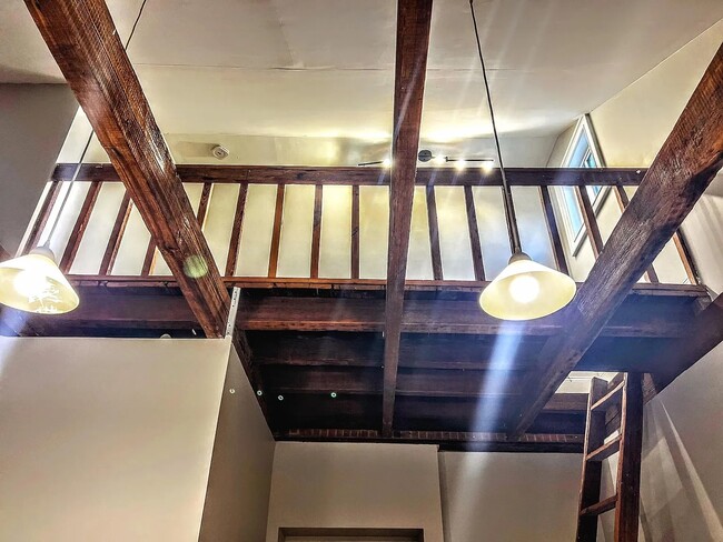 Building Photo - 408 E 31st St