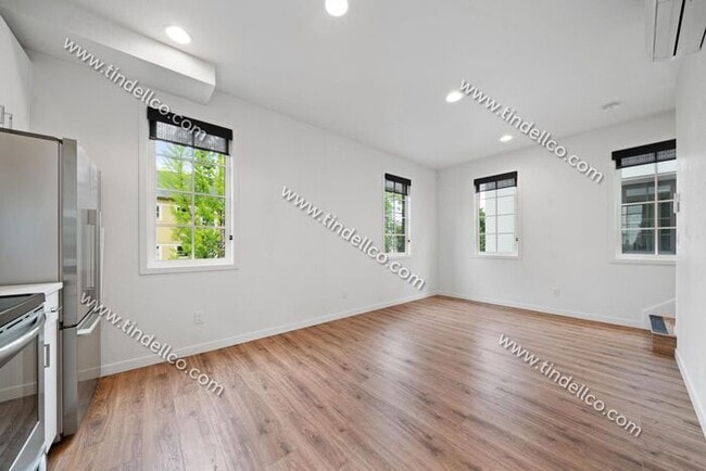 Building Photo - Modern Three-Story Townhouse in Hosford-Ab...