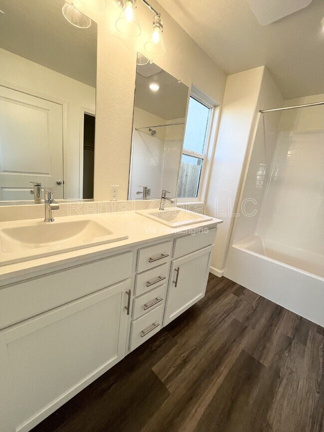 Building Photo - 356 Halisan Ct