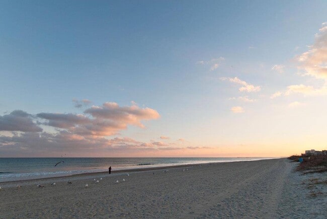 Building Photo - 1102 N Lumina Ave