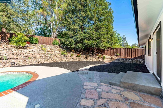 Building Photo - 2424 San Miguel Dr