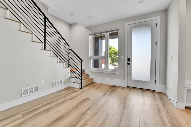 Building Photo - $3,200 - 2 Bed, 2.5 Bath Townhome in Prime...