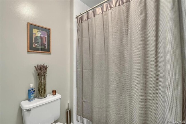 Building Photo - 6 Bronxville Glen Dr